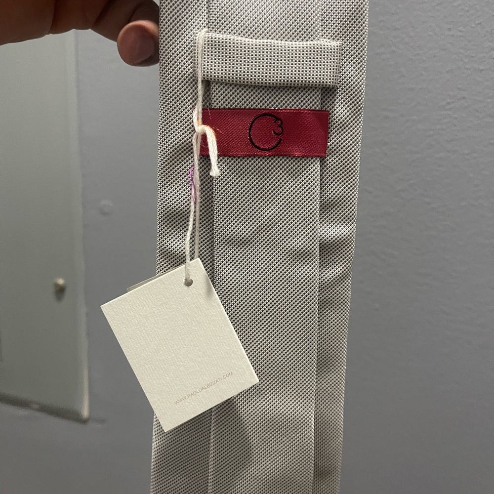 Brand New Paolo Albizzati Italian tie Beige/Light Grey color Sz OS